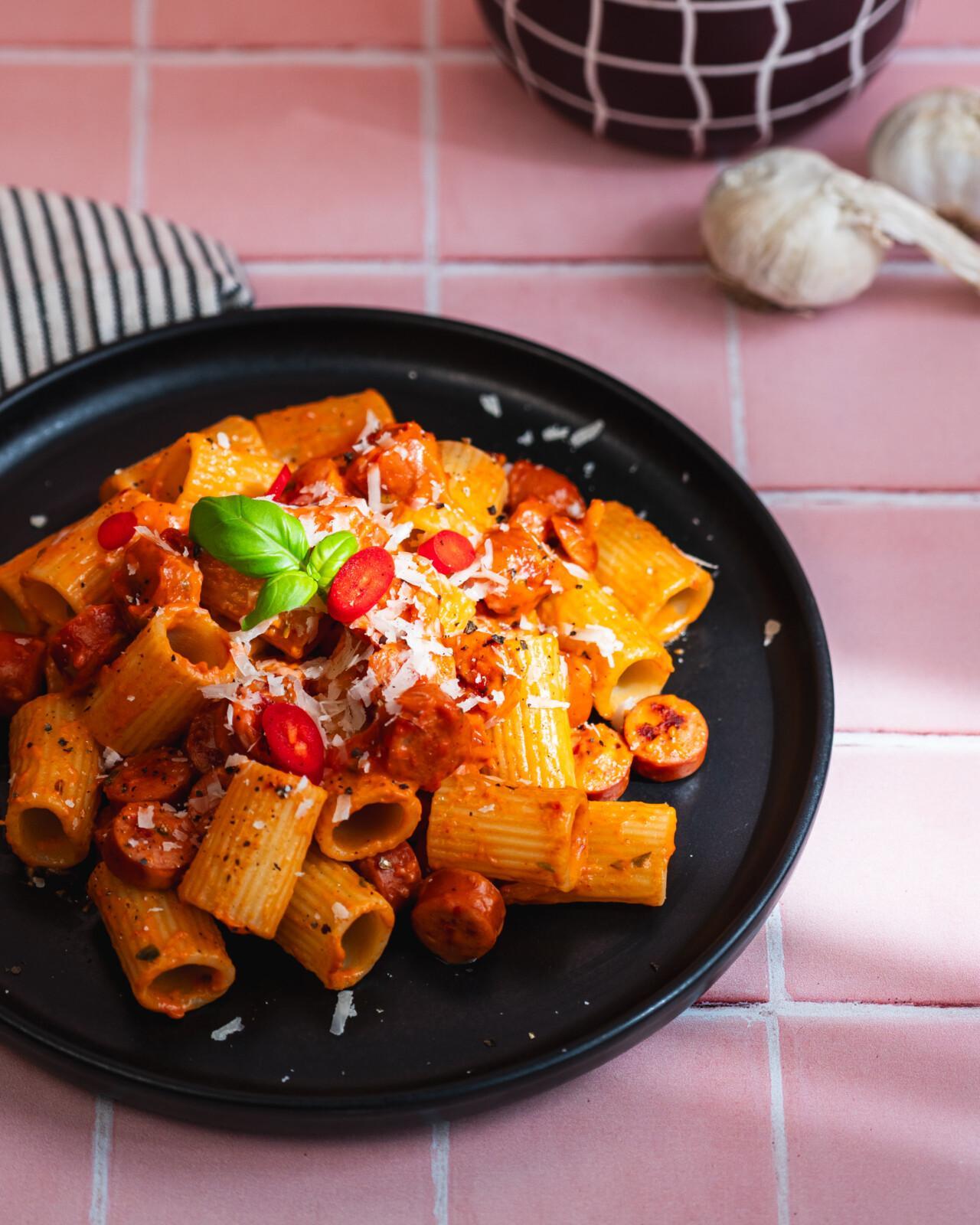Helppo nakkipasta Chili Melt -nakeista
