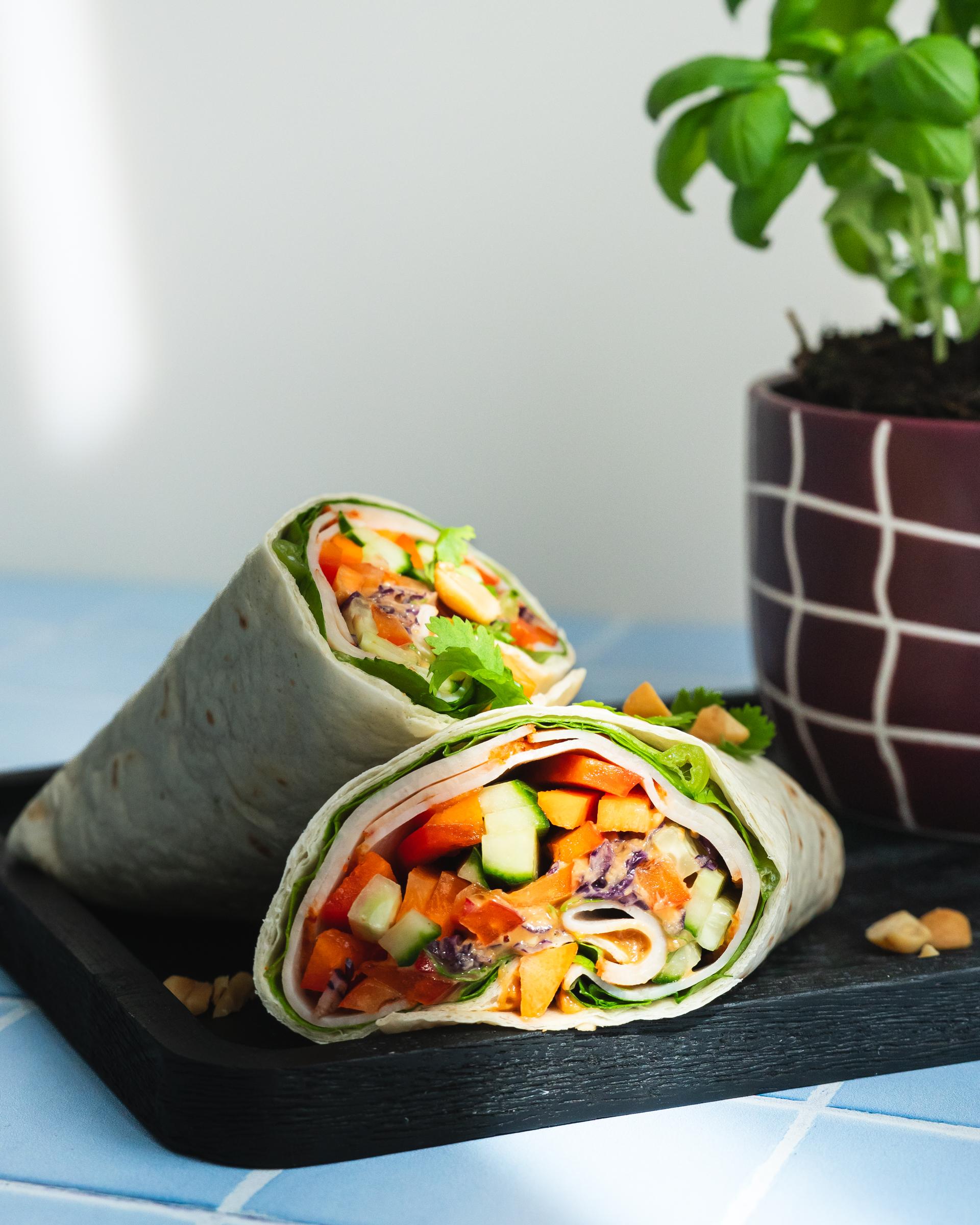 Chilikanawrap täytettynä Lihamestarin chilikanalla, rapeilla kasviksilla ja maapähkinäkastikkeella.