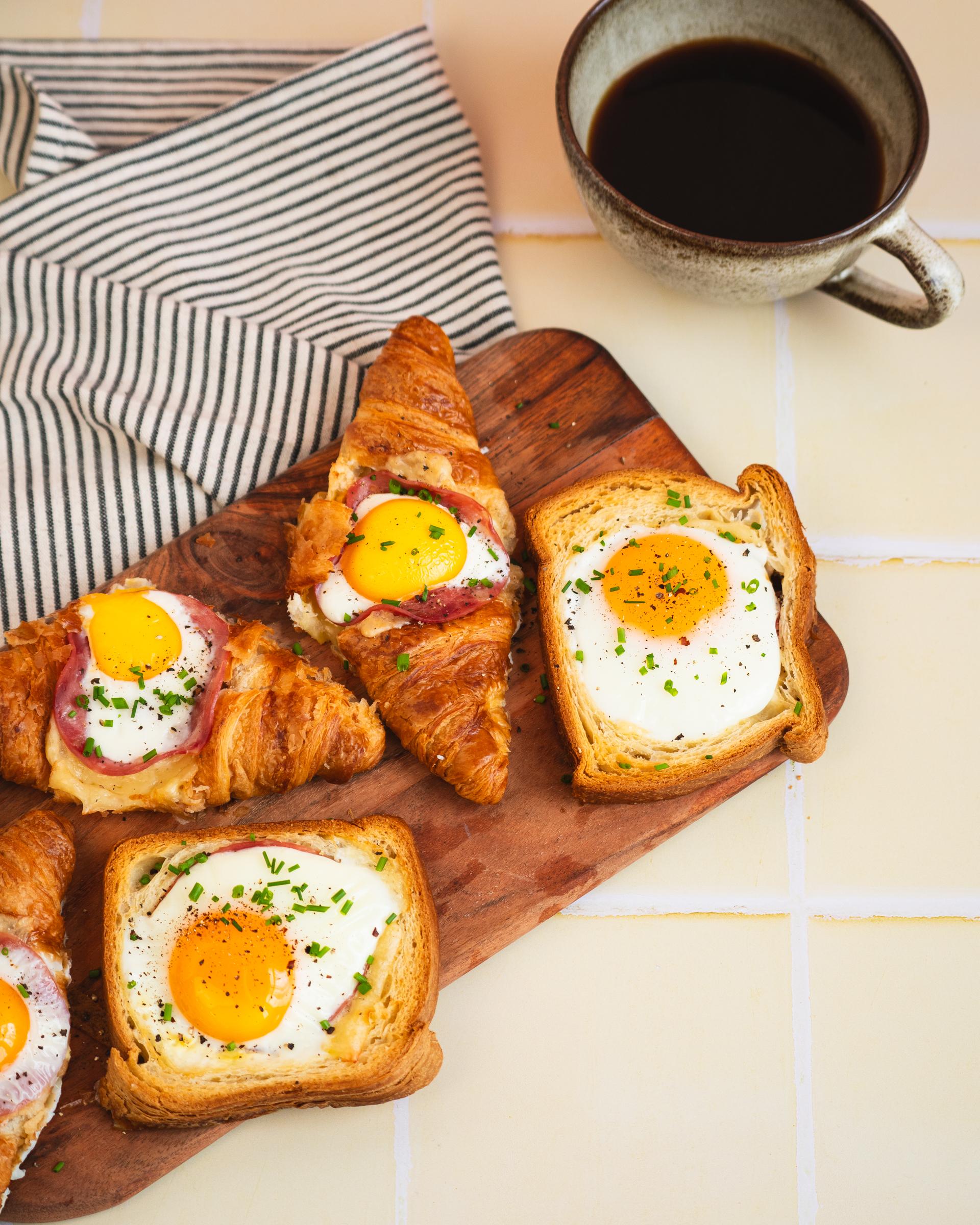 Aamiaiscroissant täytettynä Huhtahyvät Lihamestarin kylmäsavukinkulla, kananmunalla ja Dijon-sinapilla.