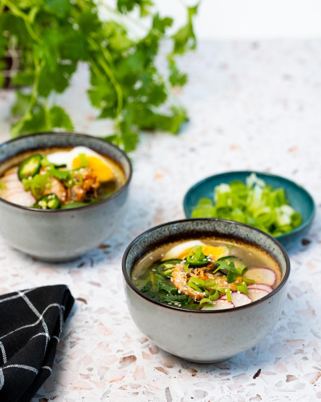 ramen-keittoa tarjoilukulhoissa